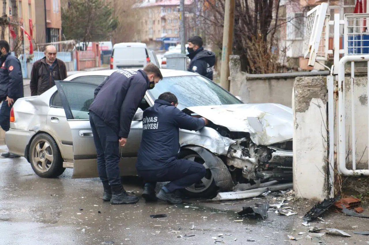 İKİ OTOMOBİL ÇARPIŞTI: 2 YARALI