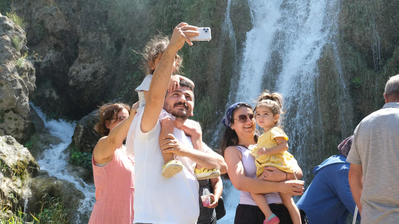 Doğa harikası şelalede hafta sonu yoğunluğu