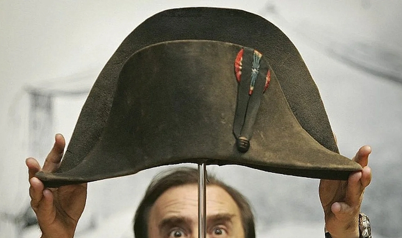 Napolyon'un şapkası satışa çıkarılıyor