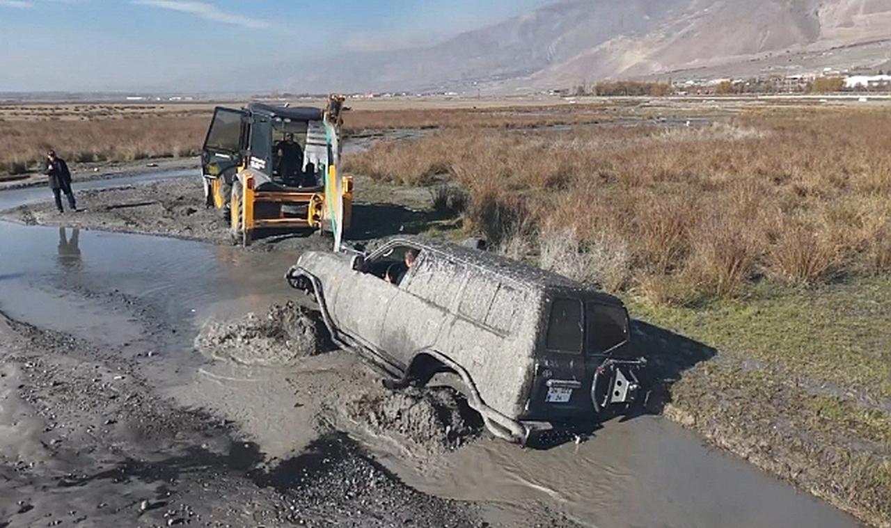 Bol çamurlu derede off road