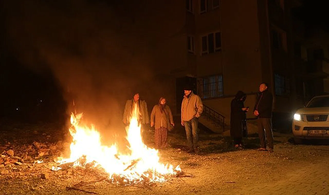 Deprem korkusuyla kendini sokağa atan vatandaşlar ateş yakarak ısındı