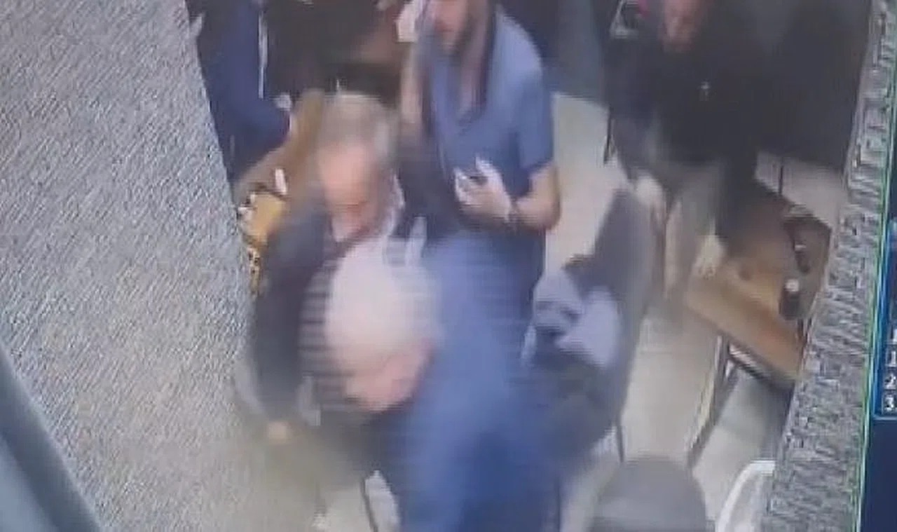 Maç izleyen vatandaşların deprem anında yaşadığı panik kamerada