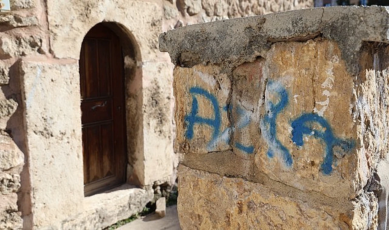 Akbaş Baba Türbesi'ne sprey boyalı saldırı