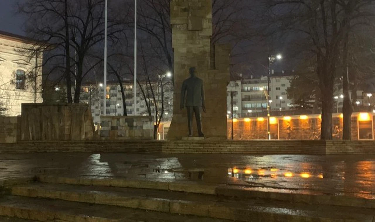 Atatürk anıtı karanlıkta kaldı!