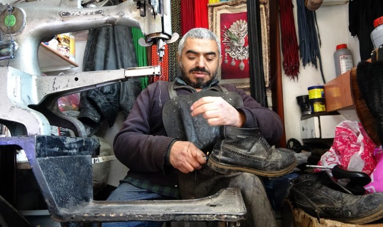 Bedensel engelli kundura ustası, çeyrek asırdır ayakkabı tamir ediyor