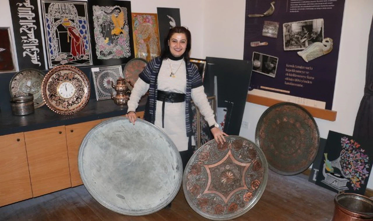 Bir kenara atılan bakırlarla terapi görüp, hem de yenileyerek hayata katıyorlar