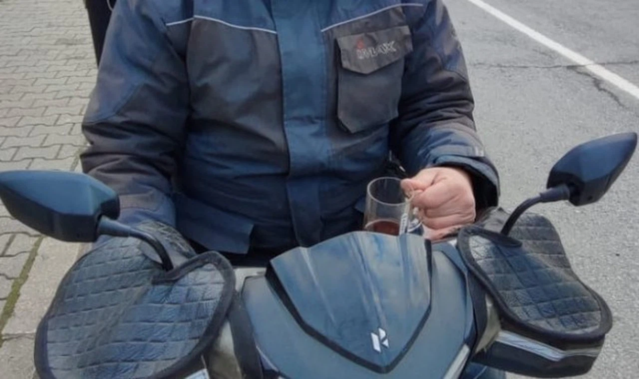Çay içerek motosiklet kullanan sürücüye ceza