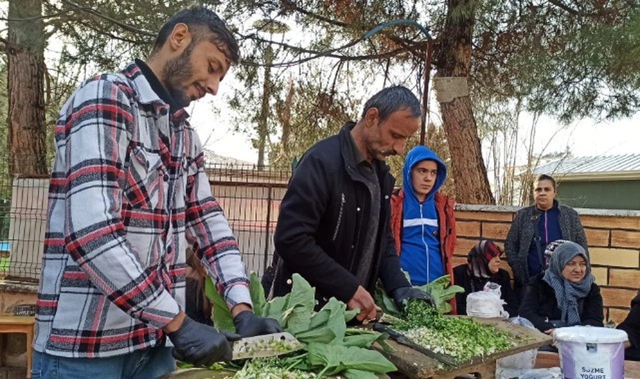 Depremde iş yeri yıkıldı, tirşik çorbasıyla ayakta kalmaya çalışıyor