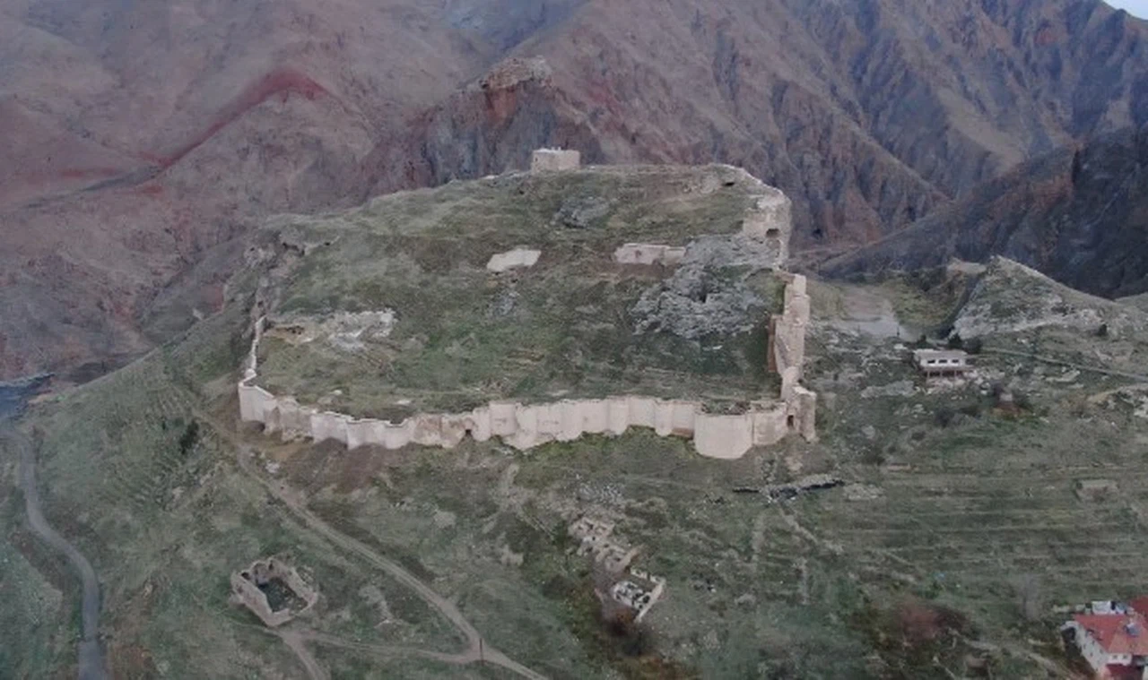 Divriği Kalesi, medeniyetler tarihine ışık tutuyor