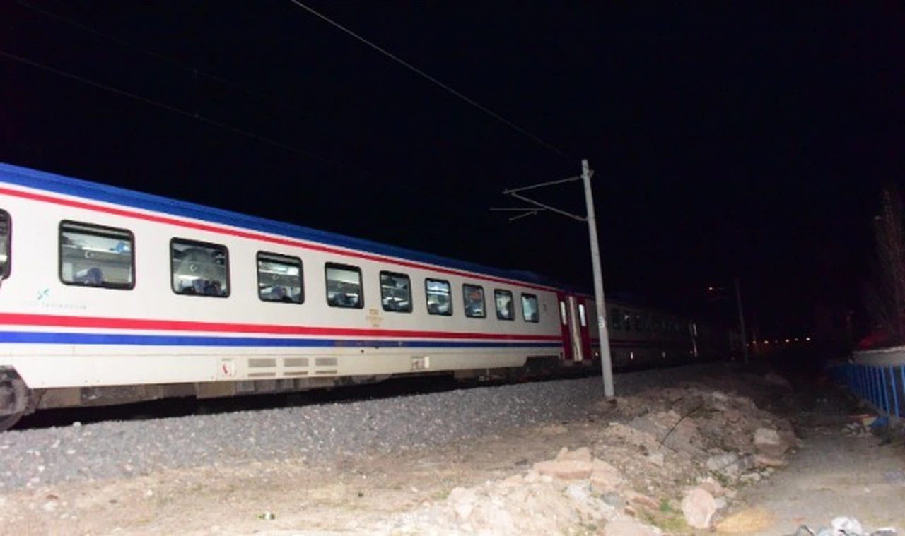 Doğu Ekspresi hafif ticari araca çarptı, demiryolu 1 saat ulaşıma kapandı