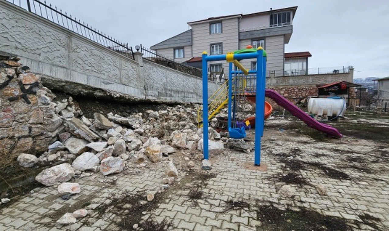 Oyun parkına istinat duvarı çöktü, faciadan dönüldü