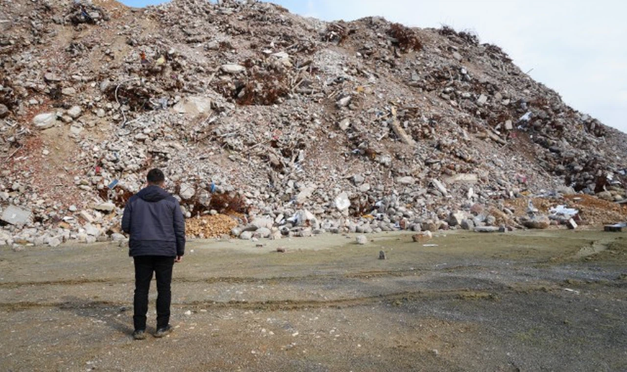 Binlerce hayali altında bırakan moloz yığınları dağ oldu