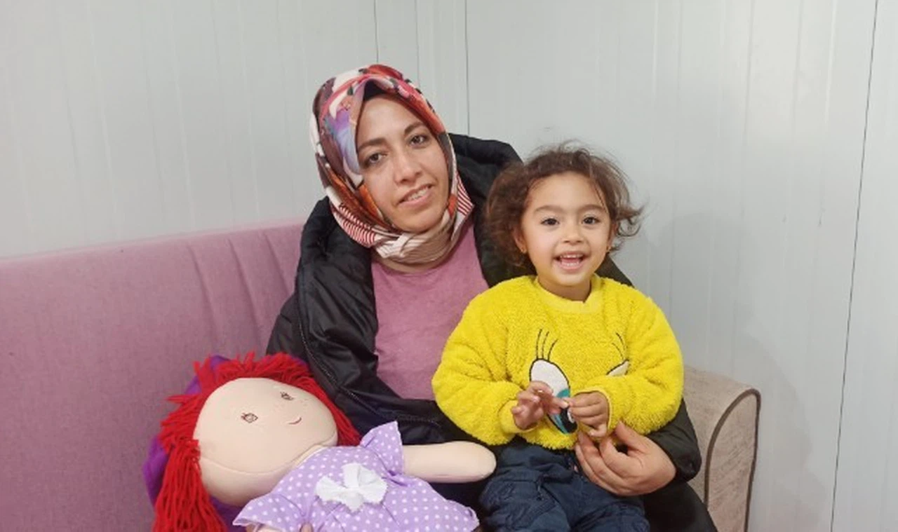 Depremzede kadın enkazdan 3 saat sonra, 3 yaşındaki kızı 3 gün sonra çıkarıldı