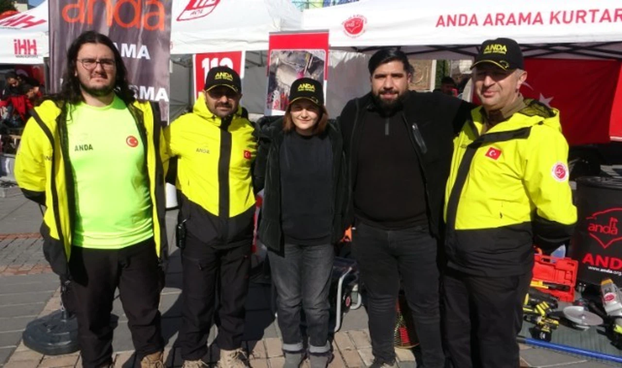 Duygusal buluşma: Kendisini enkazdan çıkaran ekibi ziyaret etti