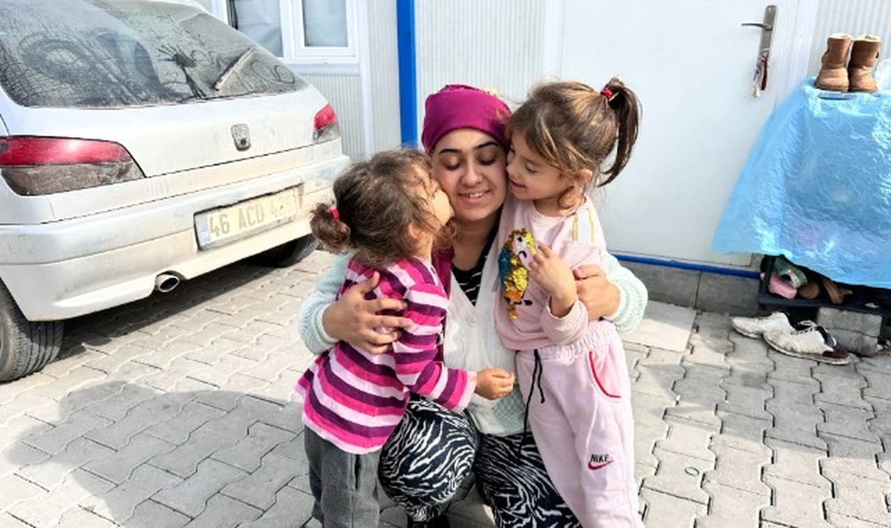 Enkaz altında kalan anne çocuklarını emzirerek hayatta tuttu