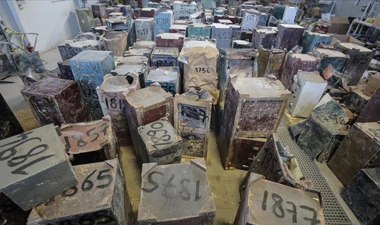 Enkazdan çıkan 200 çelik kasa sahiplerini arıyor