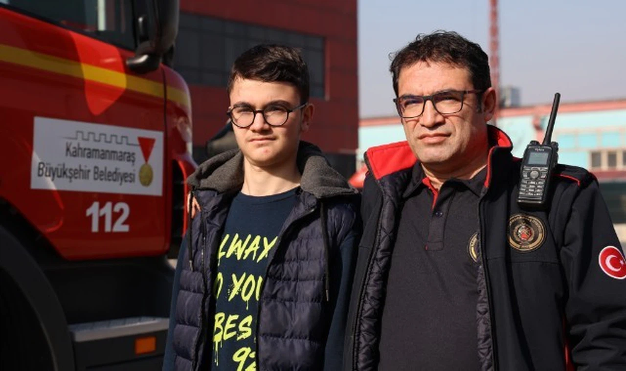 İtfaiyeci baba enkazdaki oğluna "Sen bekle yaralıları kurtaracağım" diyerek başkalarının yardımına koştu