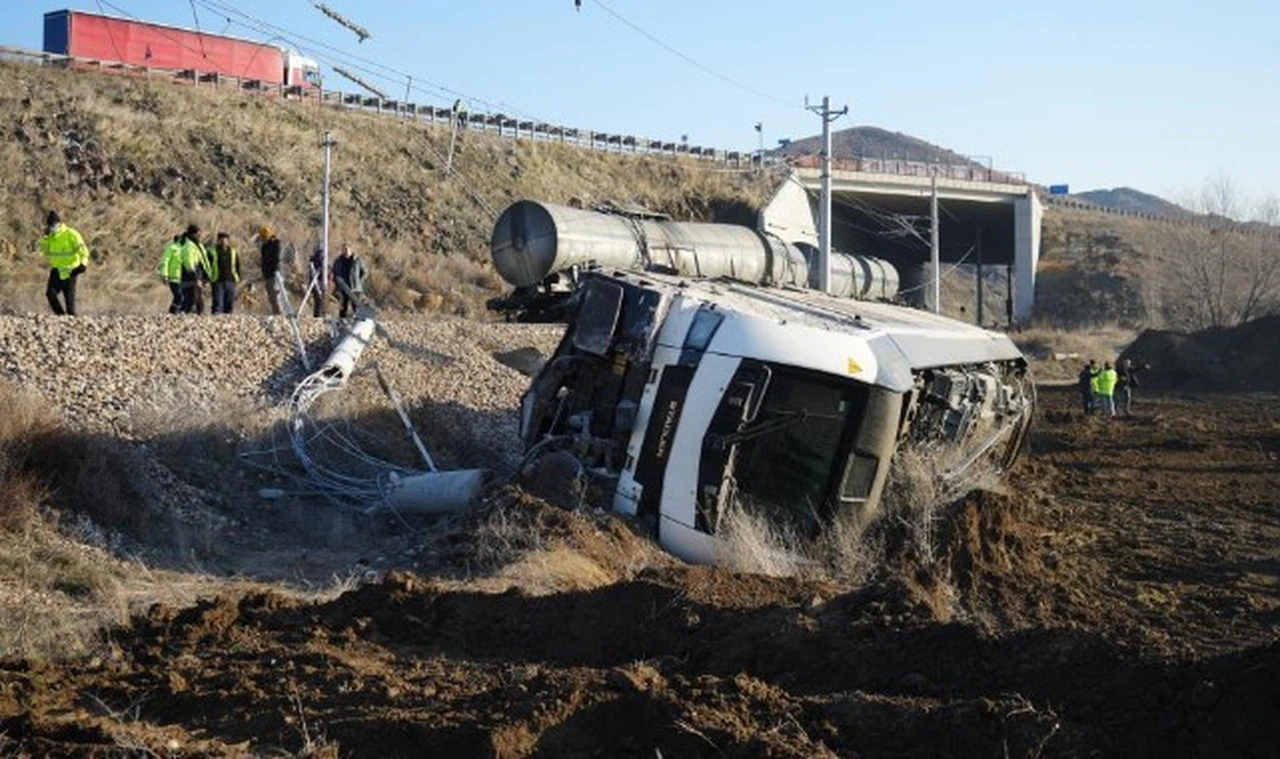 Kırıkkale'de raylara üzerine yıkılan istinat duvarına çarpan tren raydan çıktı