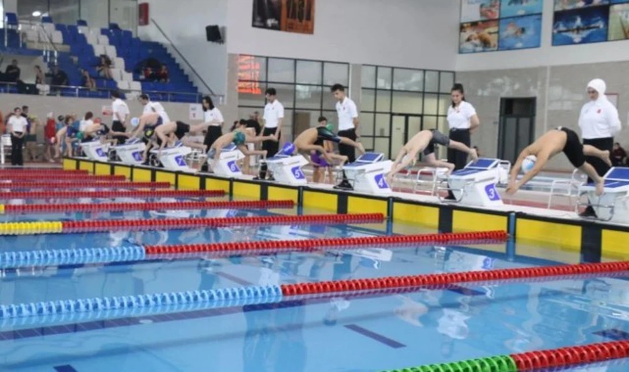 Sivas'ta yüzme grup yarışları yapıldı