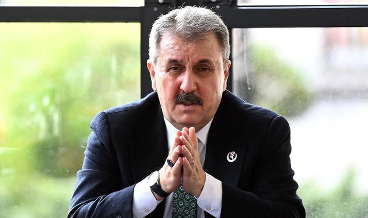 Son Dakika! BBP Genel Başkanı Destici'nin aracı kaza yaptı