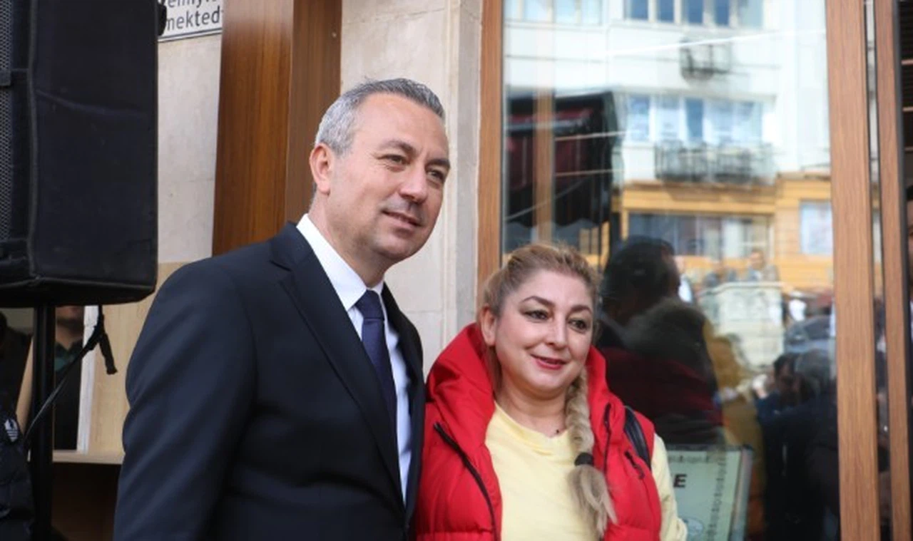 Adem Uzun İlk bayramlaşmasına binlerce kişi akın etti