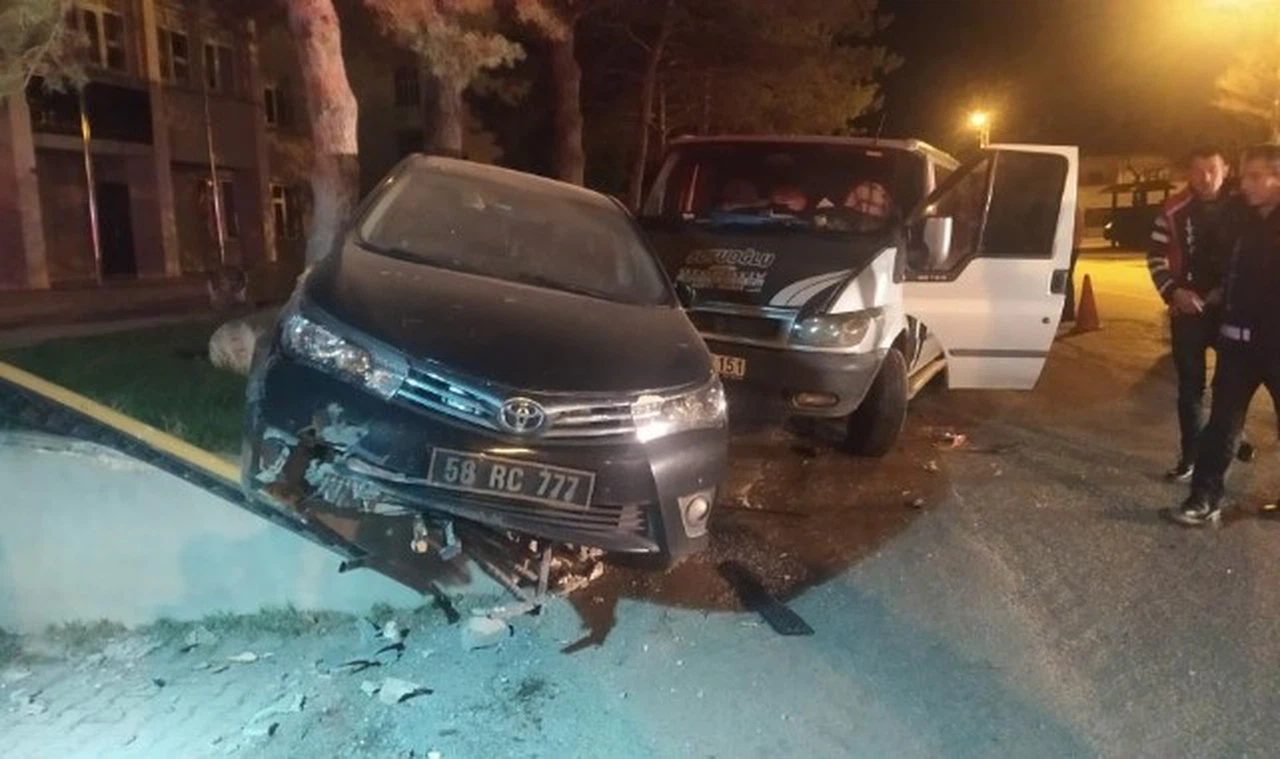 Alkollü sürücü makam aracına çarptı!