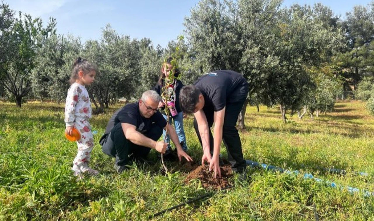 Çevre temizliği ve fidan dikimi yapıp dünyayı güzelleştiriyorlar