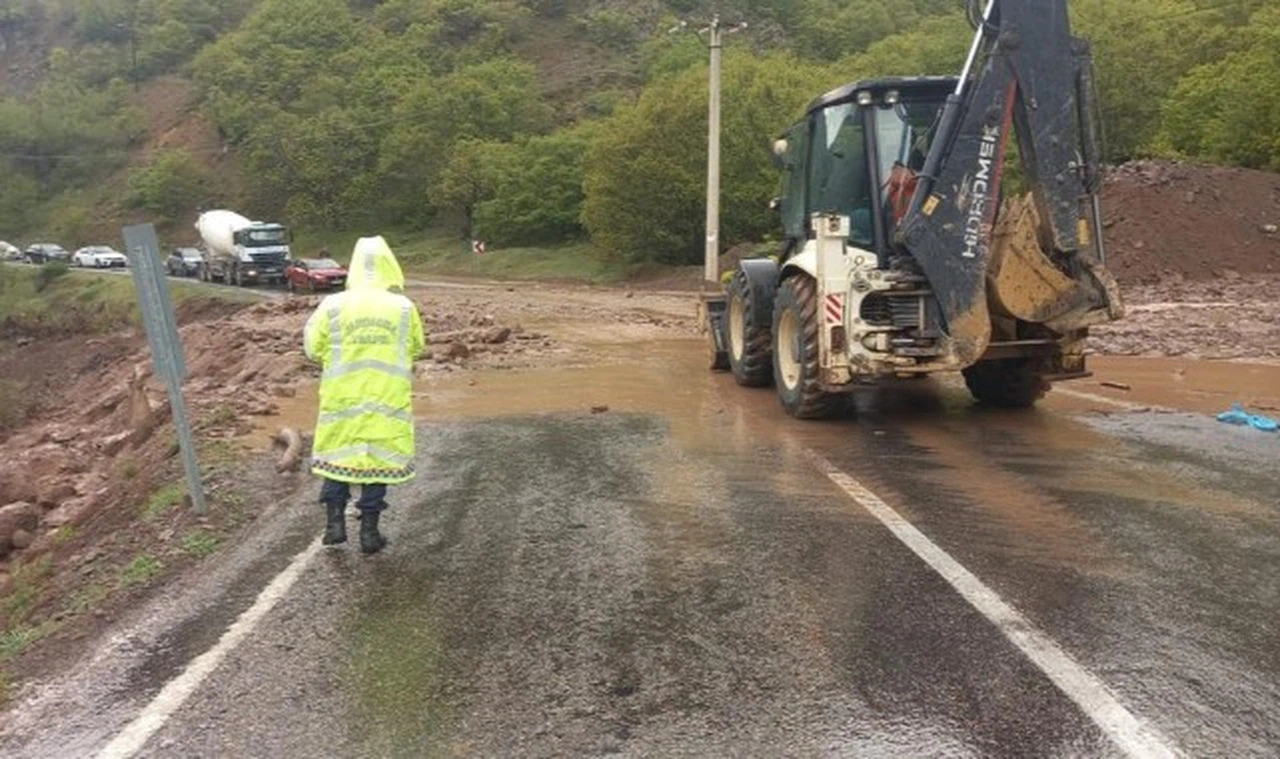 Erzincan-Tunceli karayolunda heyelan: Yol araç trafiğine kapandı