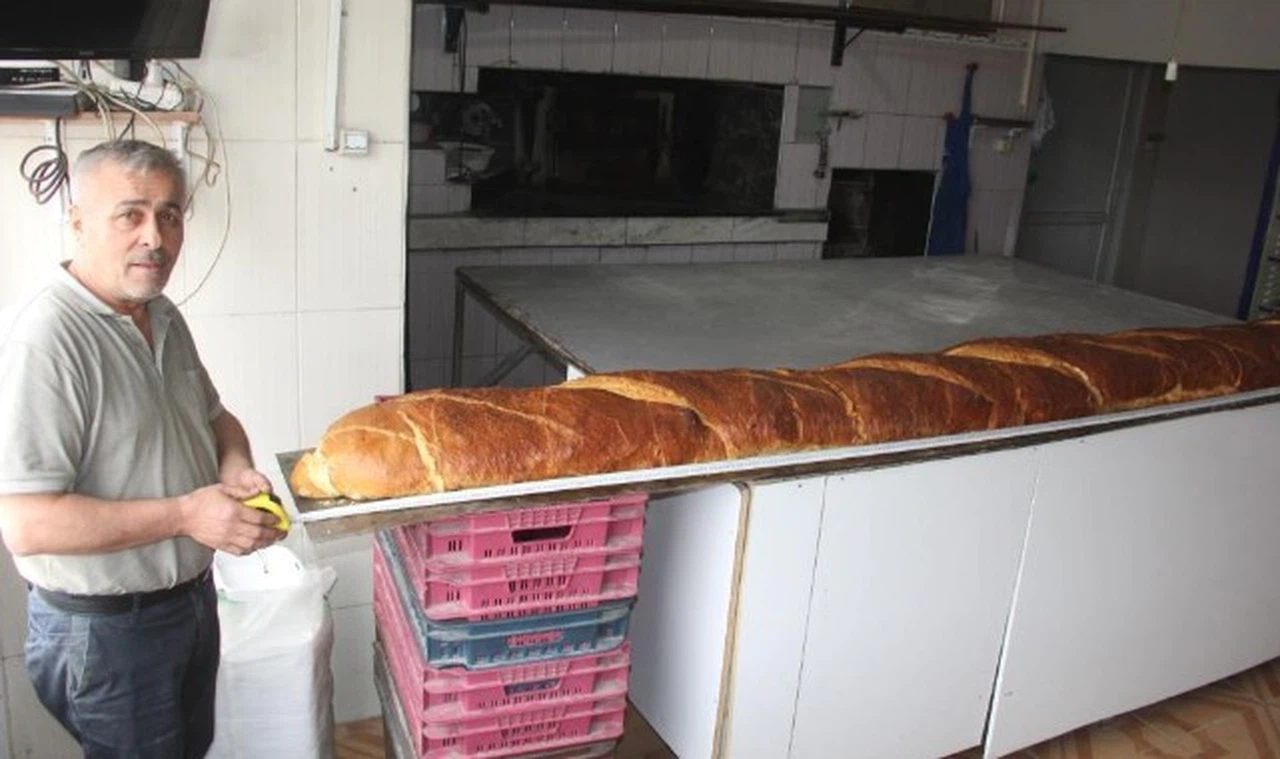 Boyundan büyük somun ekmeği üretti