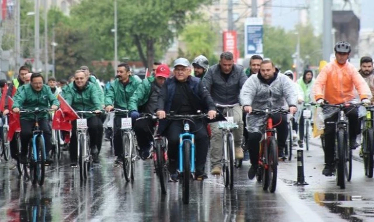 Büyükşehir'in 11. Yeşilay Bisiklet Turu'na yoğun ilgi