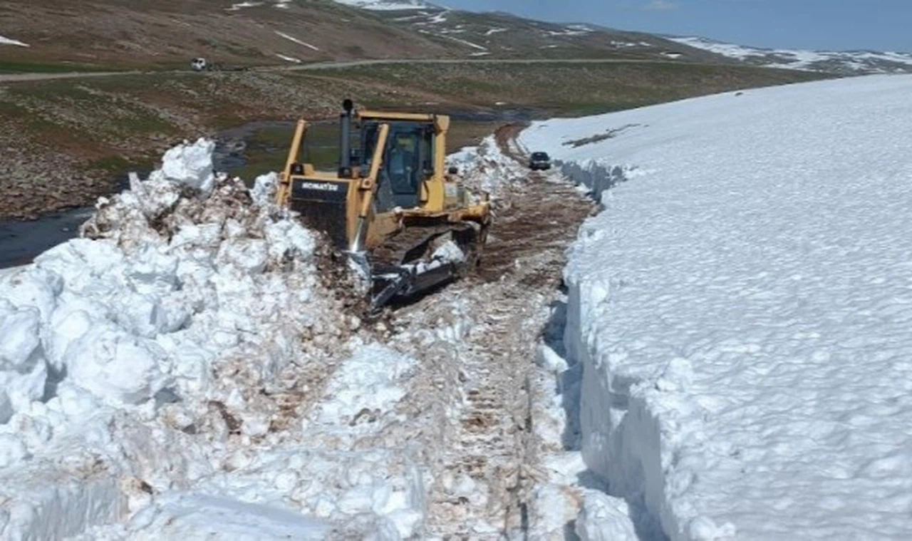 Kar Kaplanları bahar ayında kar temizliğinde