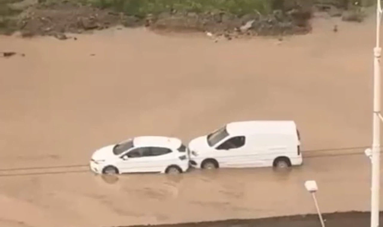 Malatya'da sağanak etkili oldu yollar göle döndü