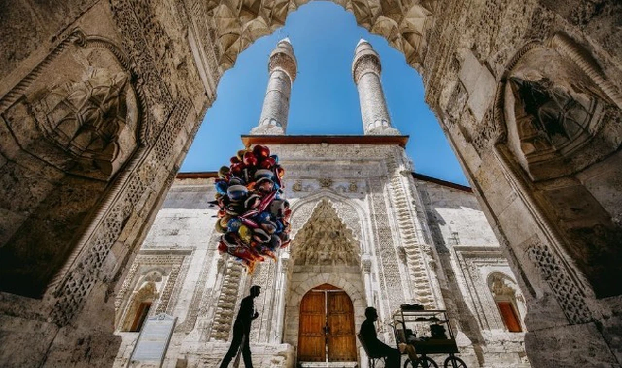 Mehmet Aslan Sivas'ı Rusya'ya sanatıyla taşıdı