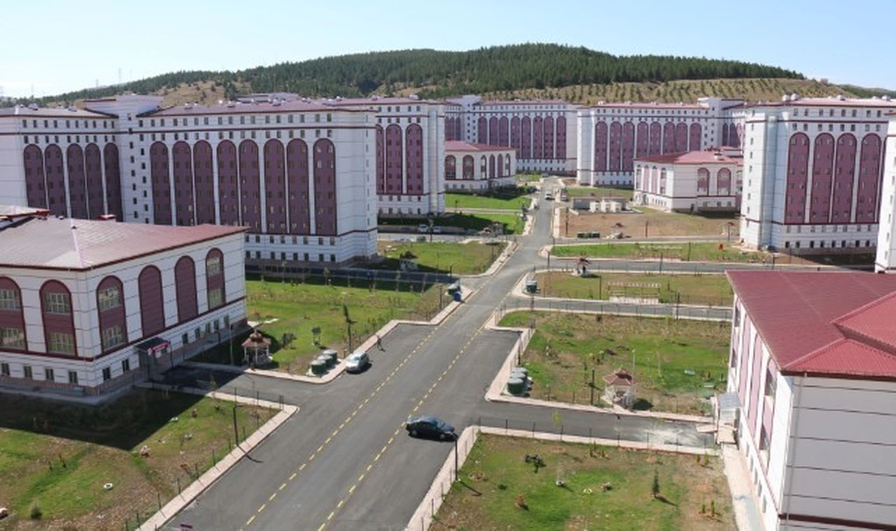 Öğrenciler kampüsten çıkmıyor, esnaf çare arıyor!