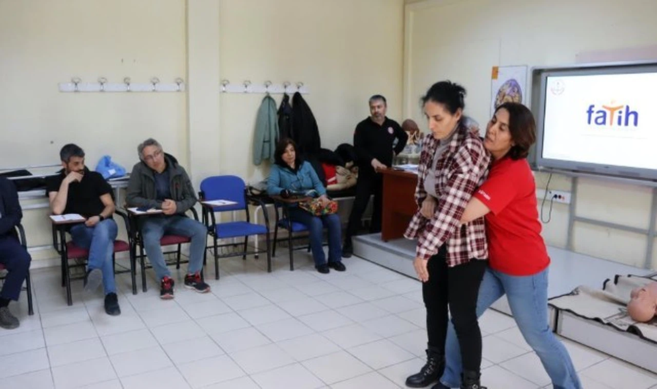 Öğretmenlere “Heimlich manevrası” eğitimi