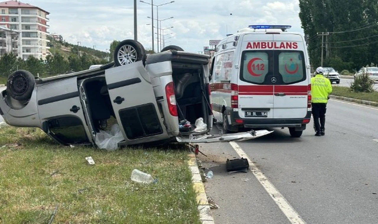 Sivas'ta araç devrildi: 3 yaralı