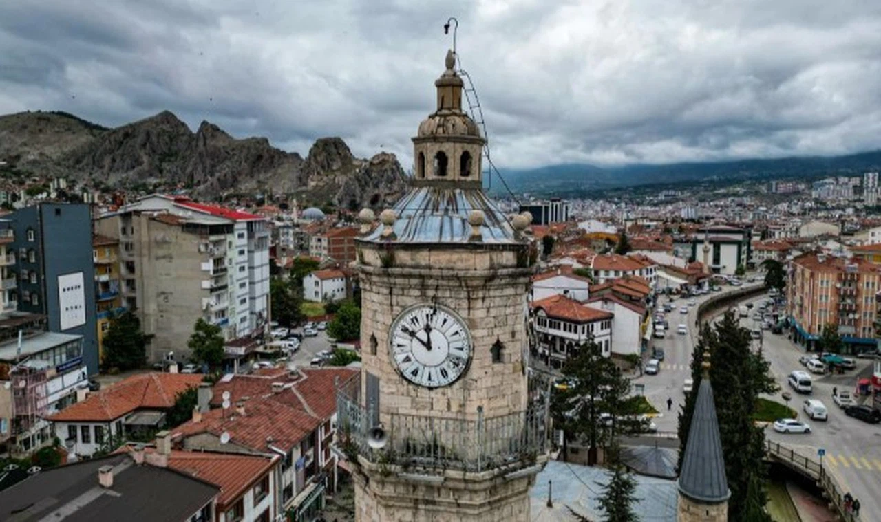 Tarihi saat kulesinin tepesindeki esrarengiz lamba