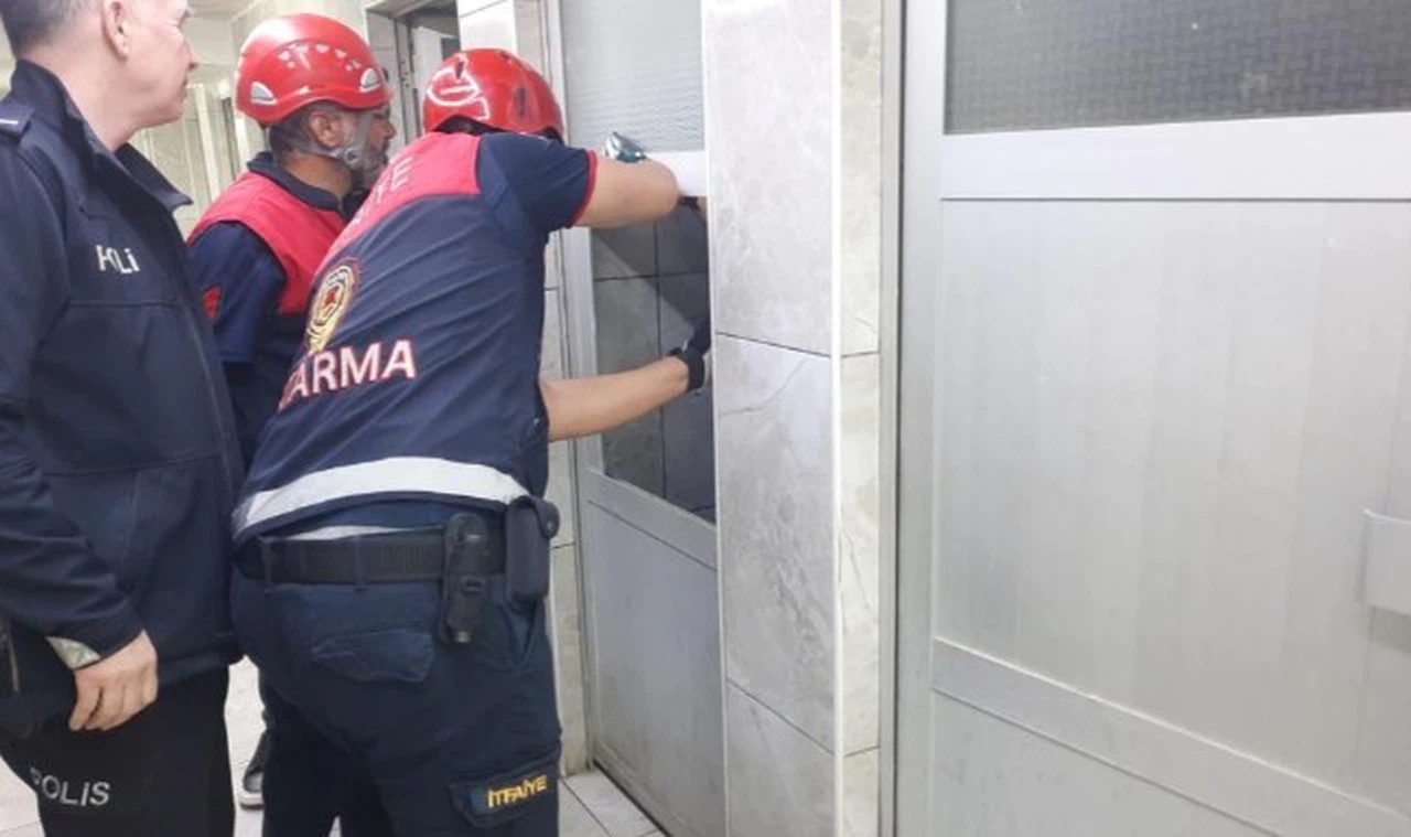 Tuvalette ayağı kaydı, kafasını çarptı