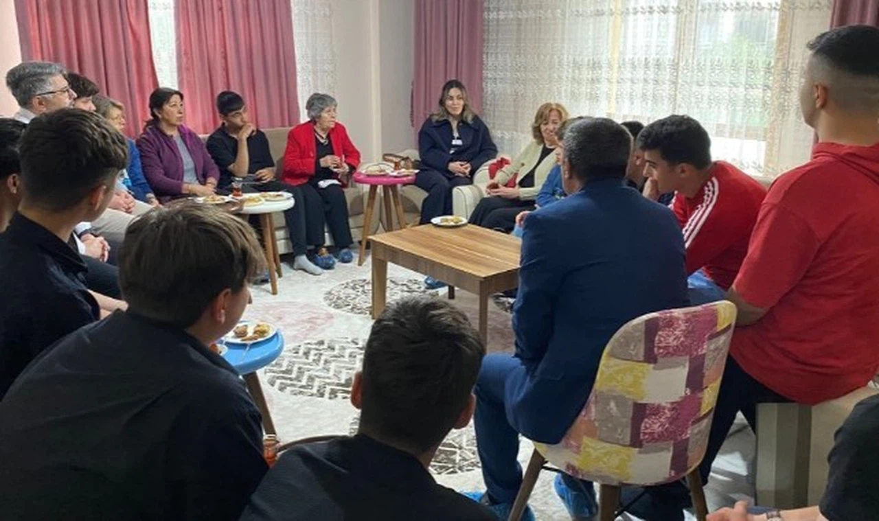 Vali eşinden kimsesiz çocuklara ziyaret