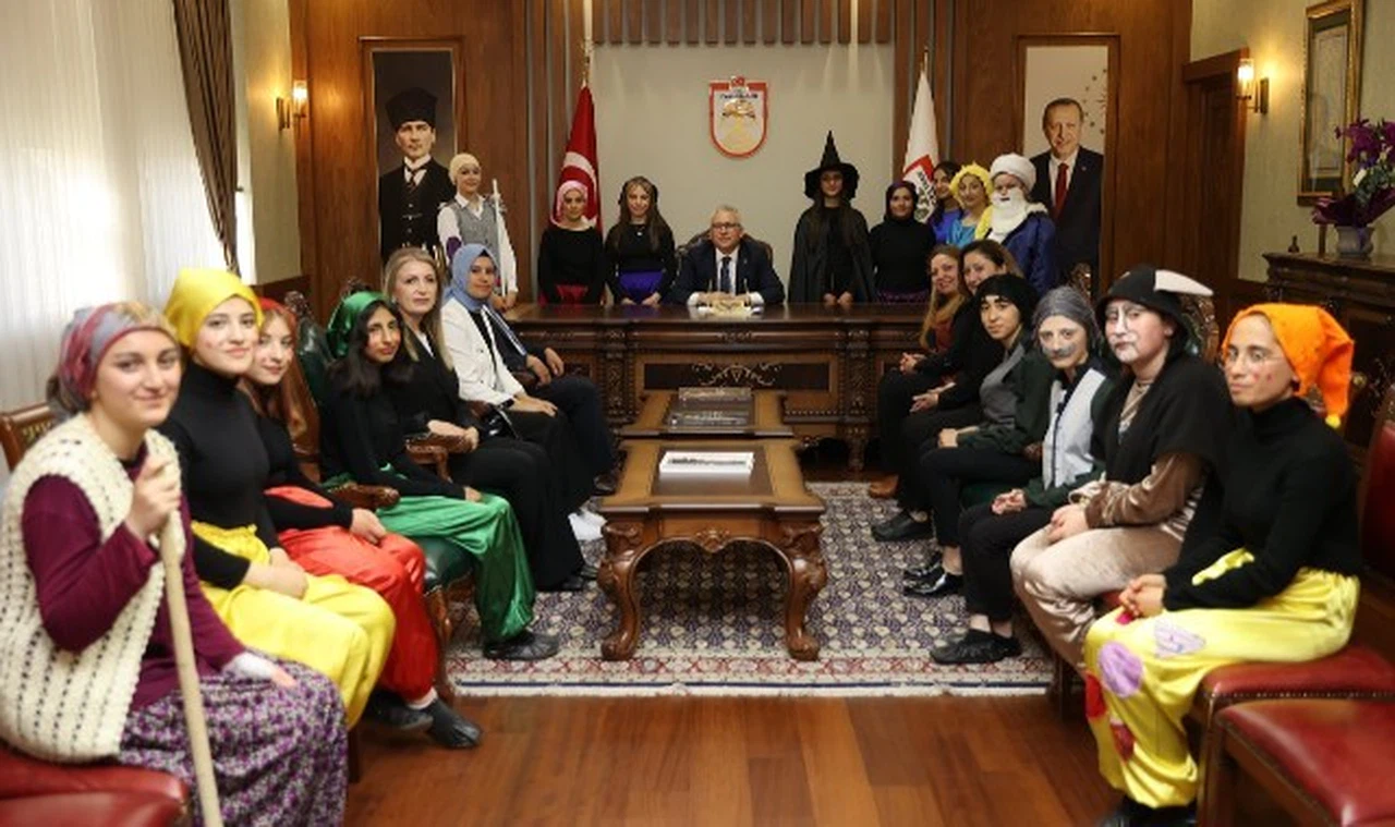 Vali Şimşek masal kahramanlarını ağırladı