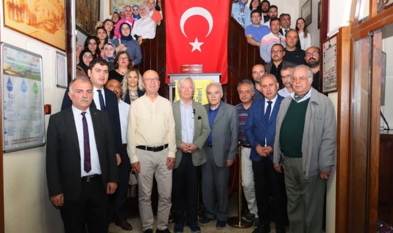 Beşir Ayvazoğlu öğretmenlerle buluştu