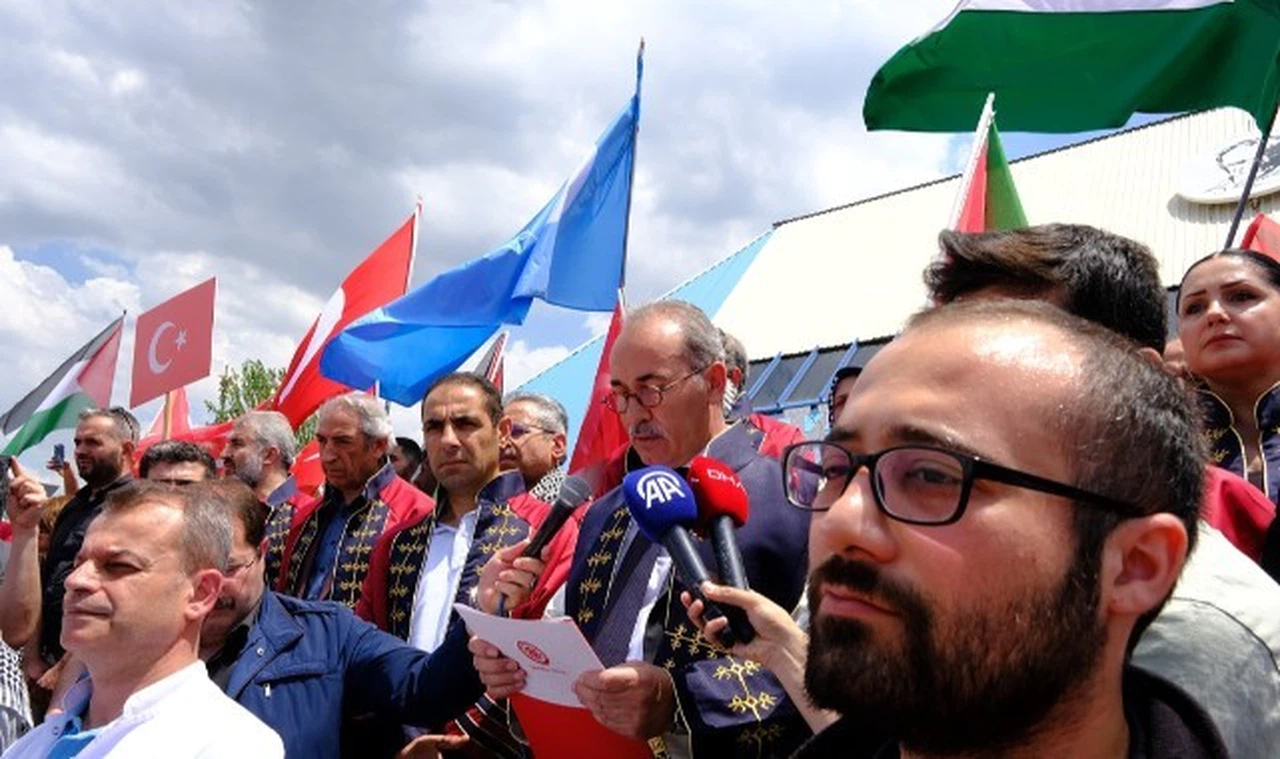 Cumhuriyet Üniversitesi kampüste Filistin için yürüdüler