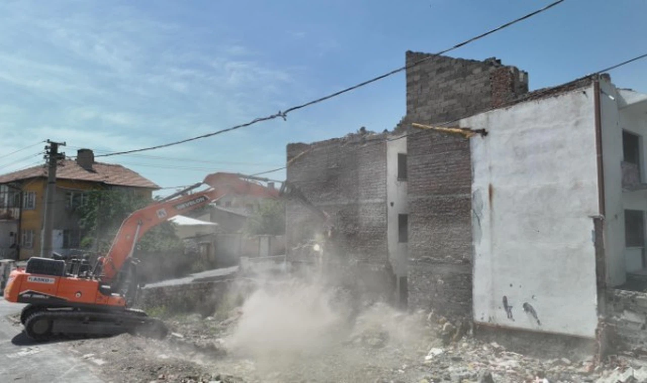 Esentepe-Yunus Emre'de riskli binalar yıkıldı