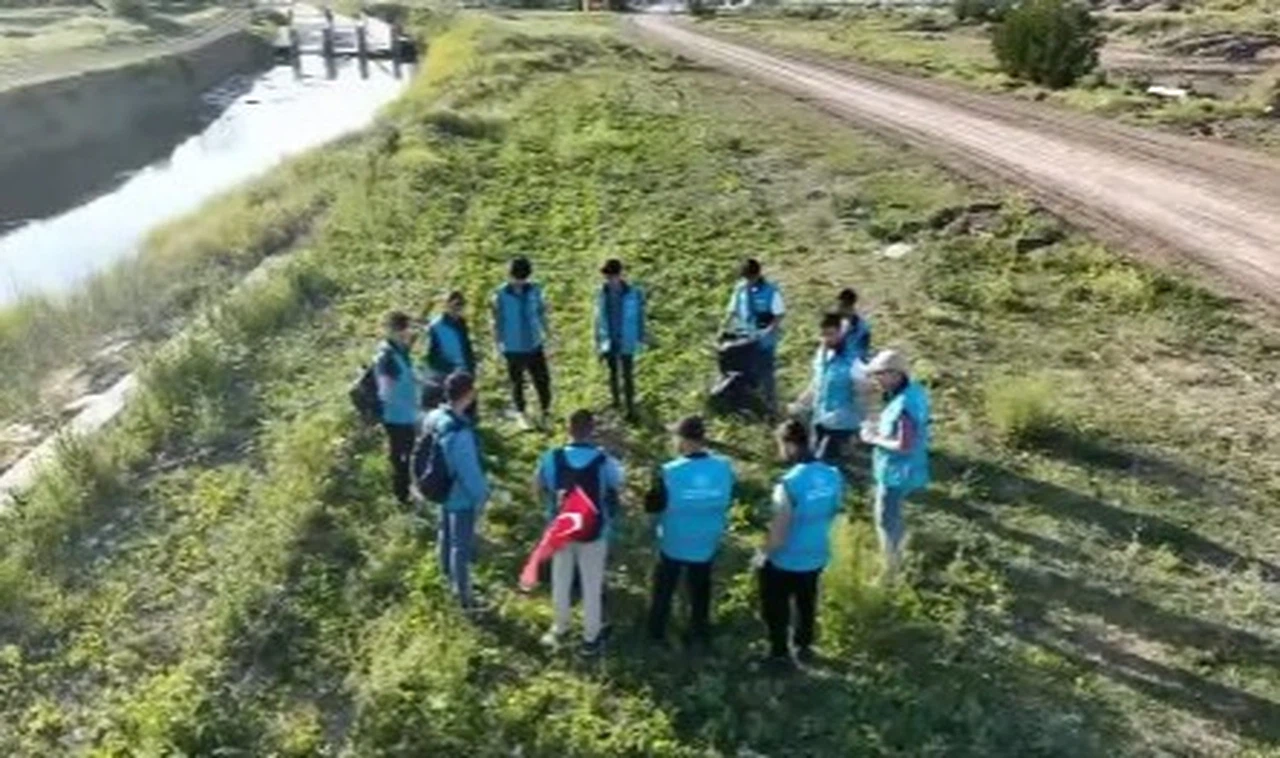 Öğrencilerden çevre temizliği