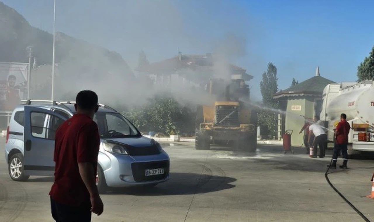 Petrol istasyonunda kepçe yandı