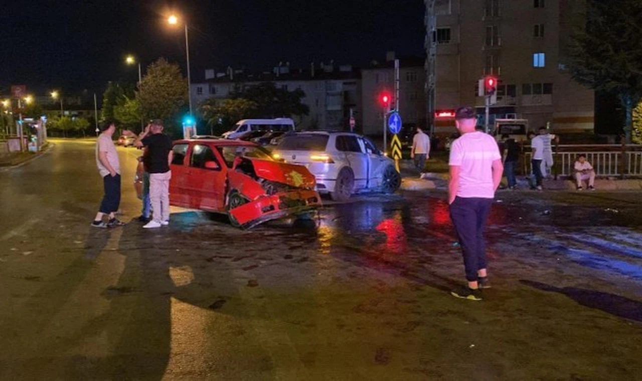 2 otomobil çarpıştı: 4 yaralı