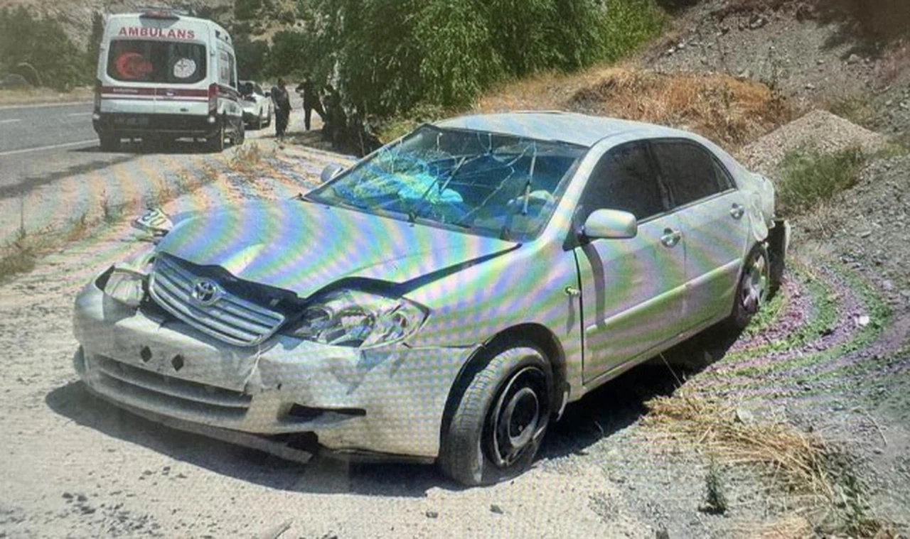 Otomobil su kanalına düştü: 3 yaralı