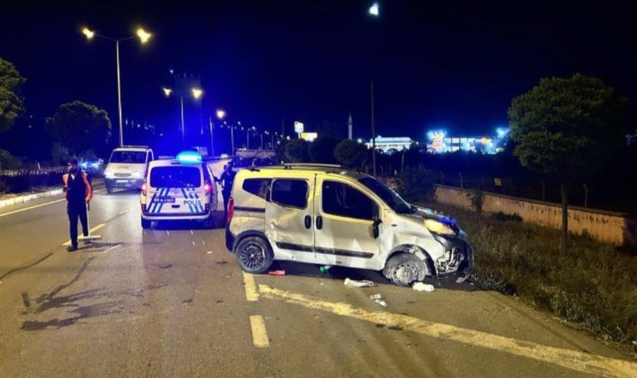 Sivas'ta araç yan yatıp 30 metre sürüklendi