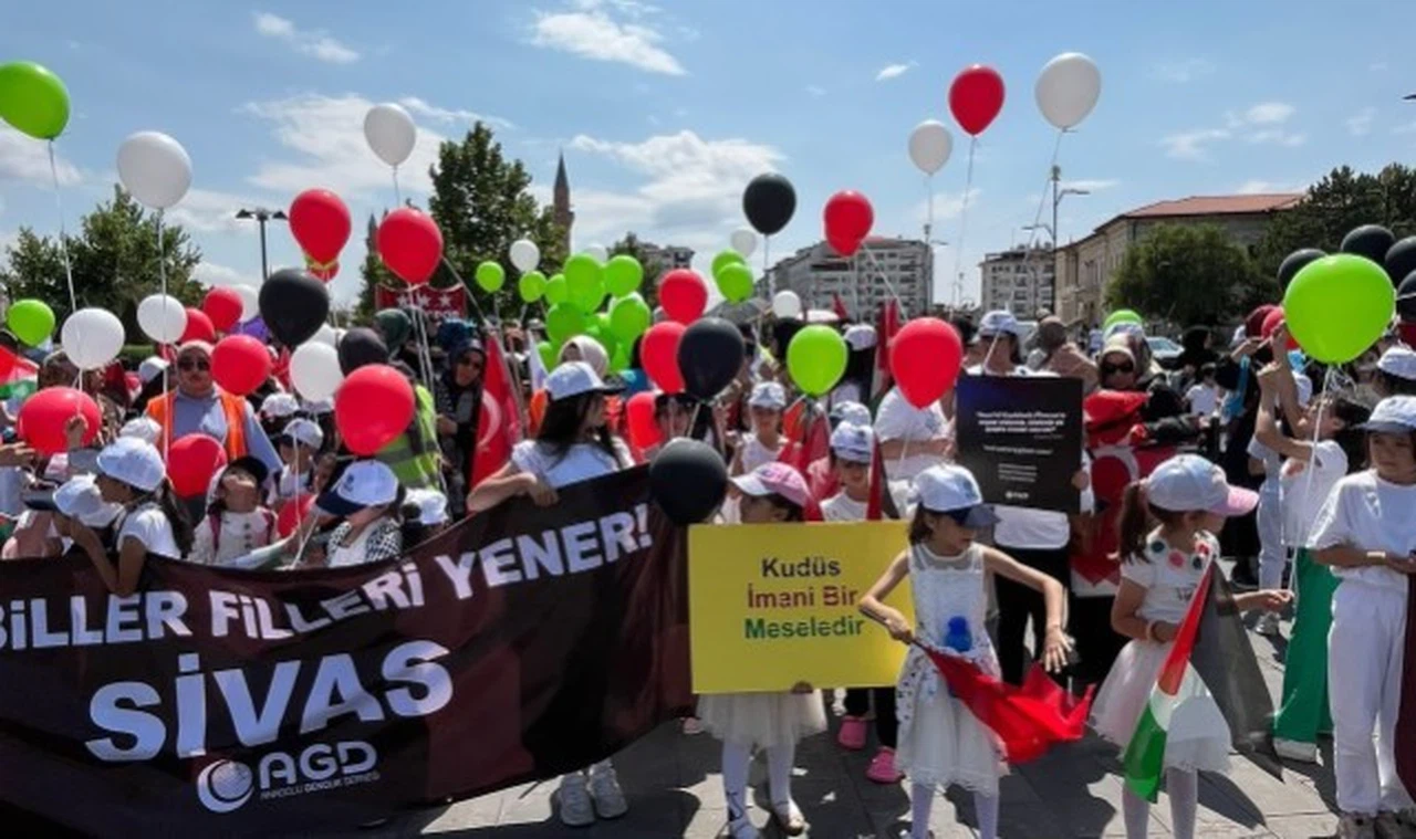 Sivas'ta Filistin için çocuklar balonlar uçurdu