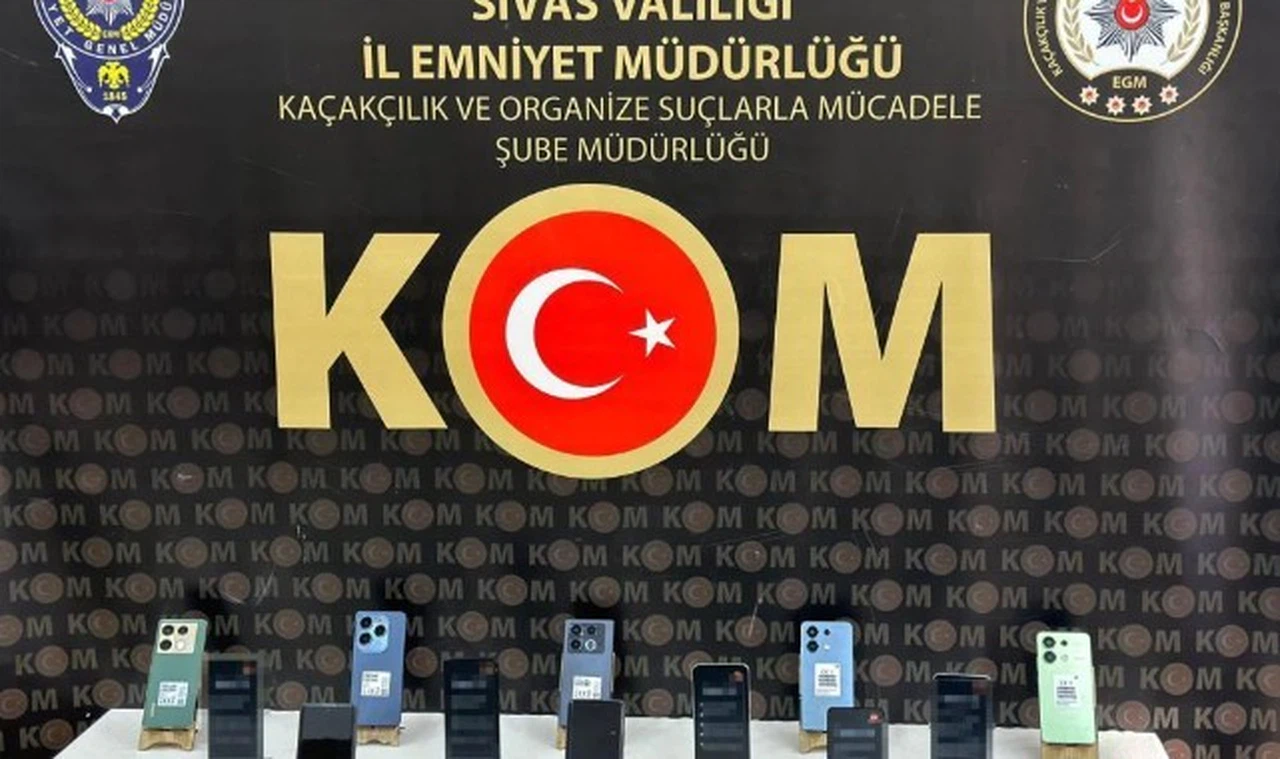 Sivas'ta kaçak telefon ve cinsel ilaçlar ele geçirildi